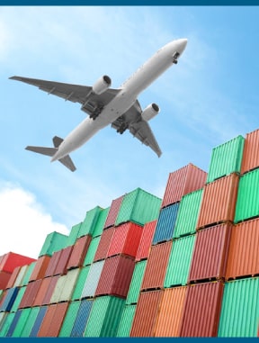 internationalline-avion-sobre-volando-por-contenedores